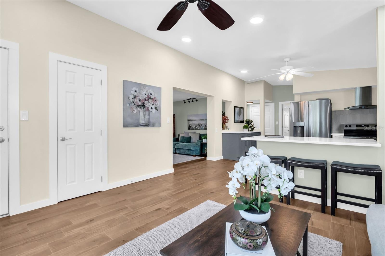 Convenient front coat closet~