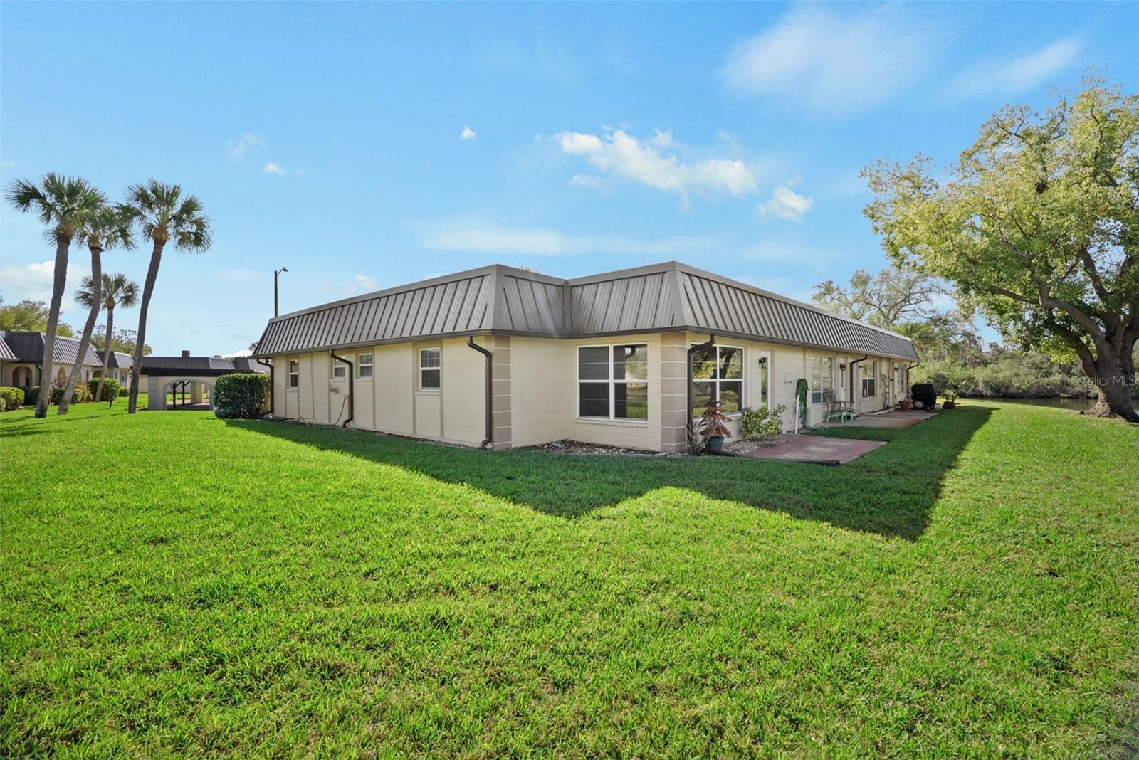 End unit at end of culdesac means no visible neighbors