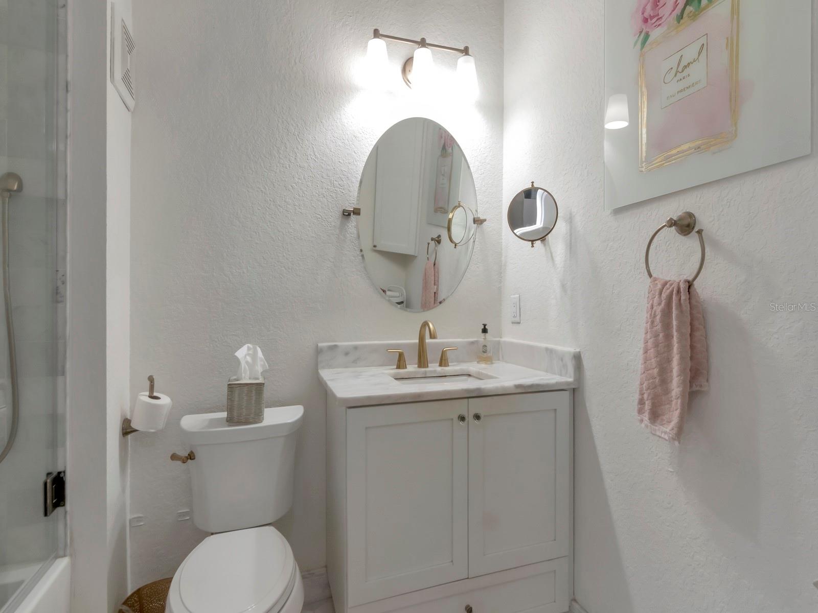 Primary en suite bathroom