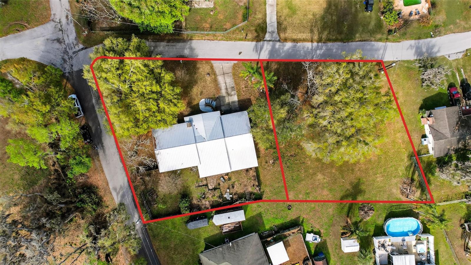 This is NOT an accurate showing of the lot lines. This is showing that there is the possibility of splitting and have an extra lot.