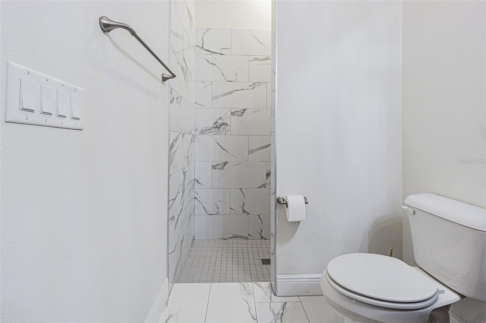 Guest bath between 2 secondary bedrooms