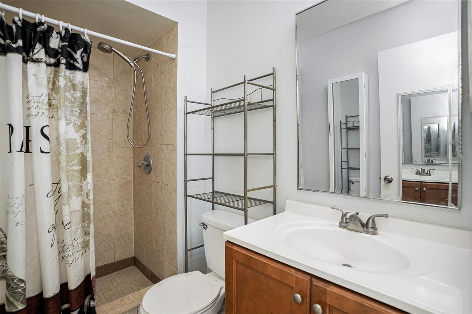 En suite bathroom in primary bedroom