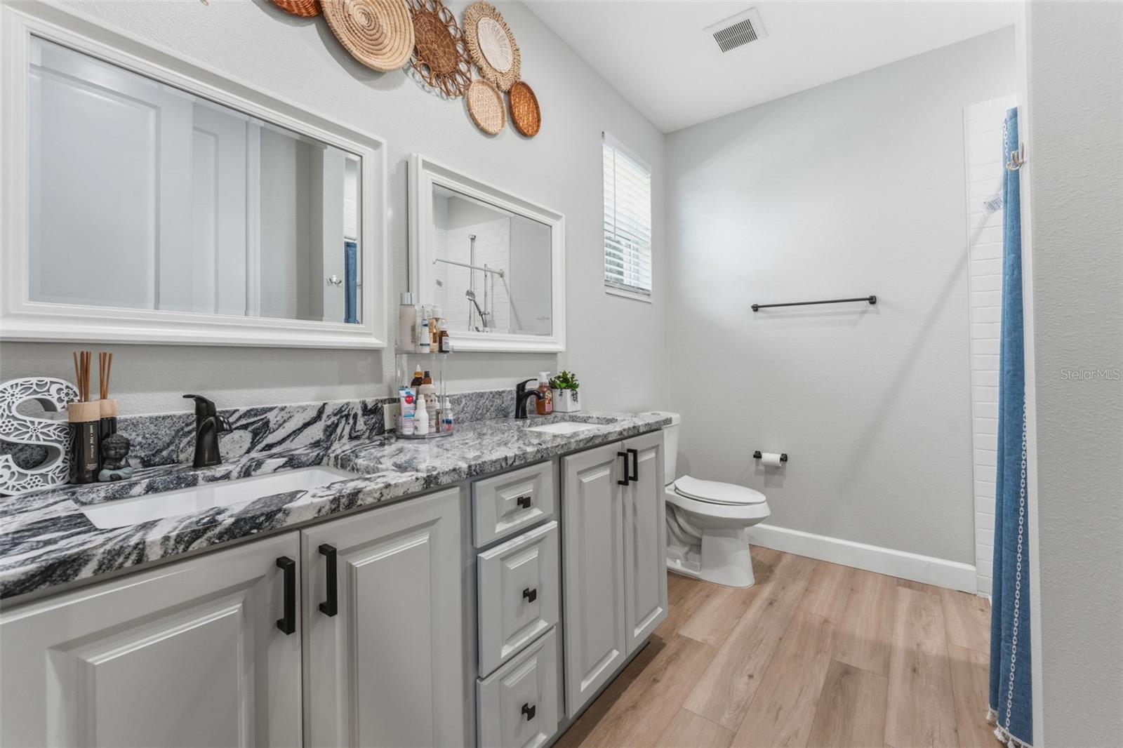 Ensuite double sink with shower