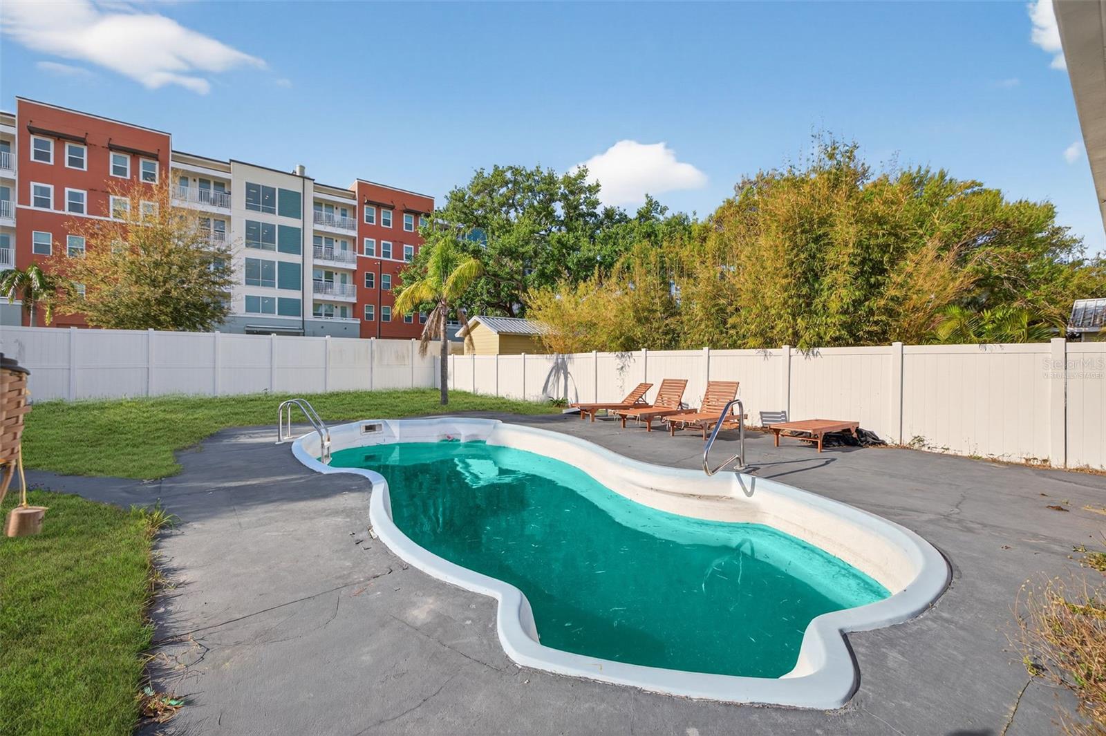 Virtually staged outdoor pool