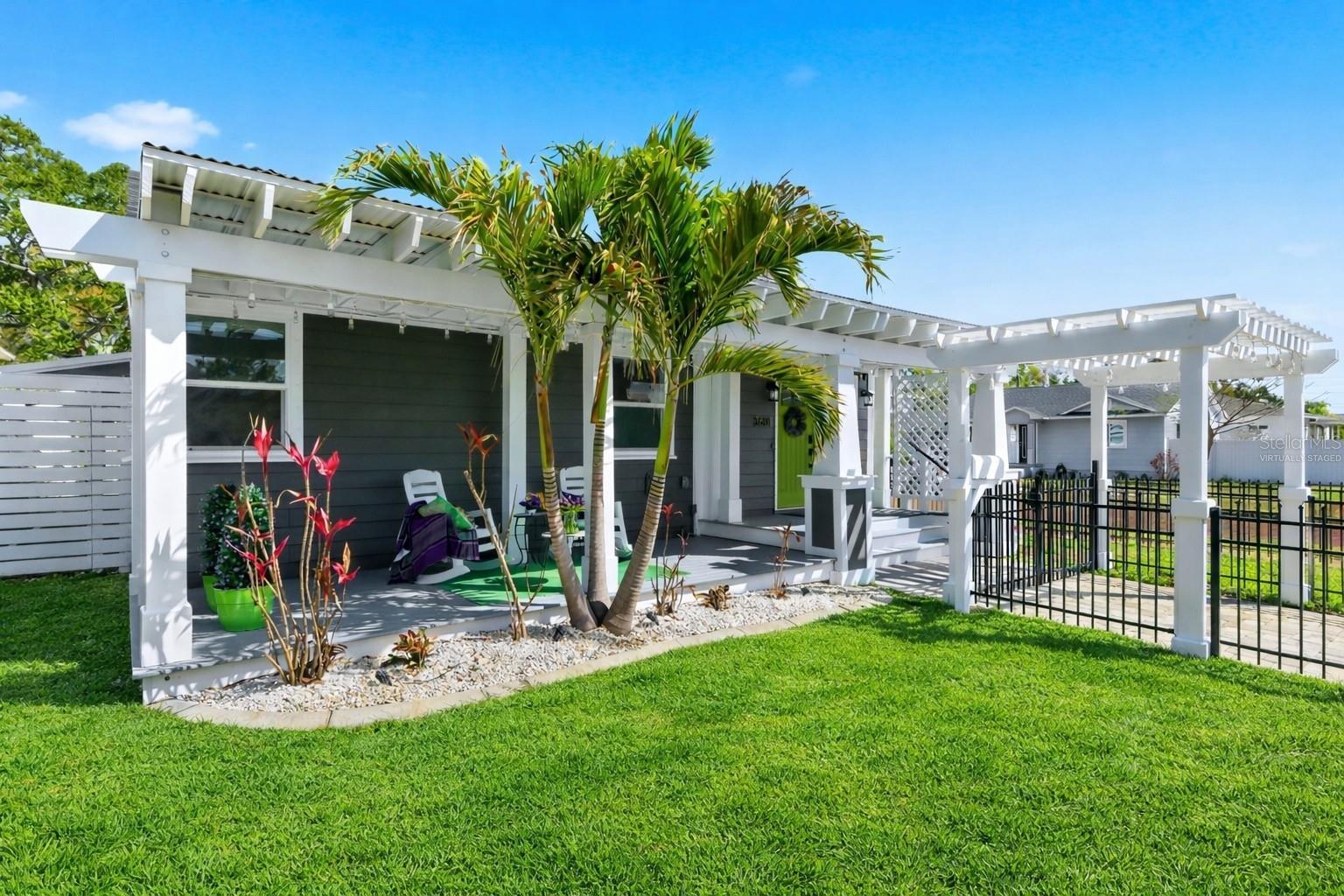 VIRTUALLY STAGED GRASS