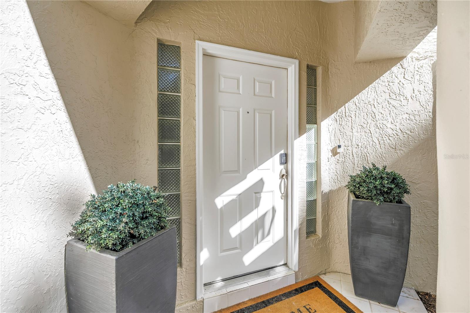 Stylish Minimal Entry prepares guests for the treasure that is beyond