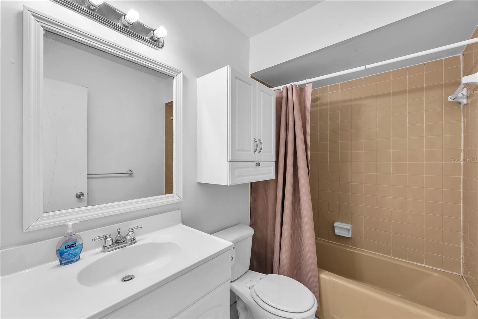 Primary bedroom's private bathroom with tub/shower combination