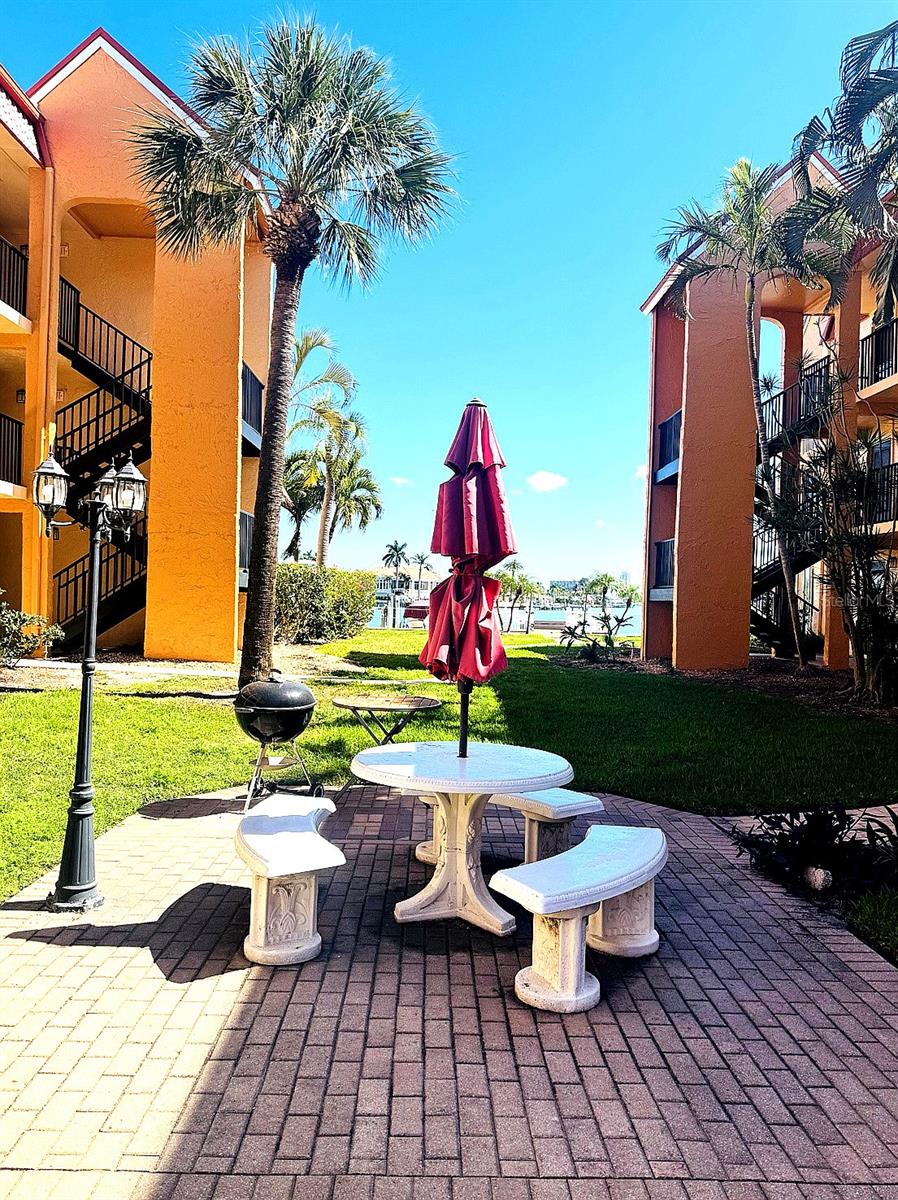 Outdoor Grill & Picnic Area