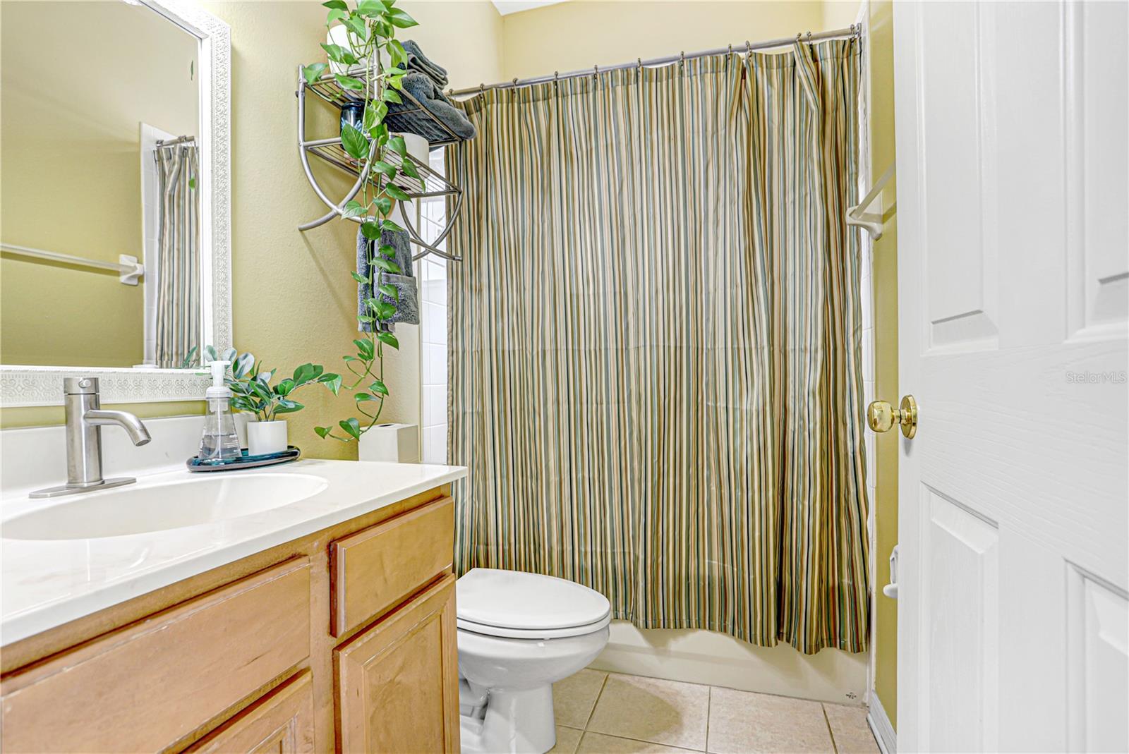 Guest bath 2 with quick access to lanai