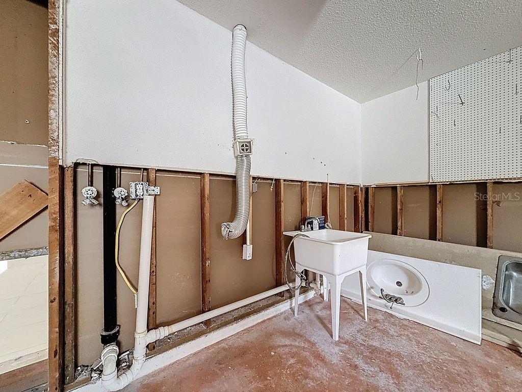 Washer/Dryer hook up and big sink in the garage