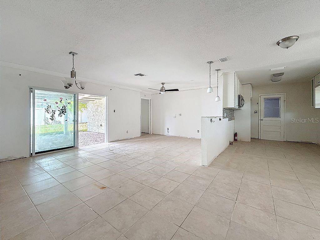 Open plan. Kitchen, grandroom