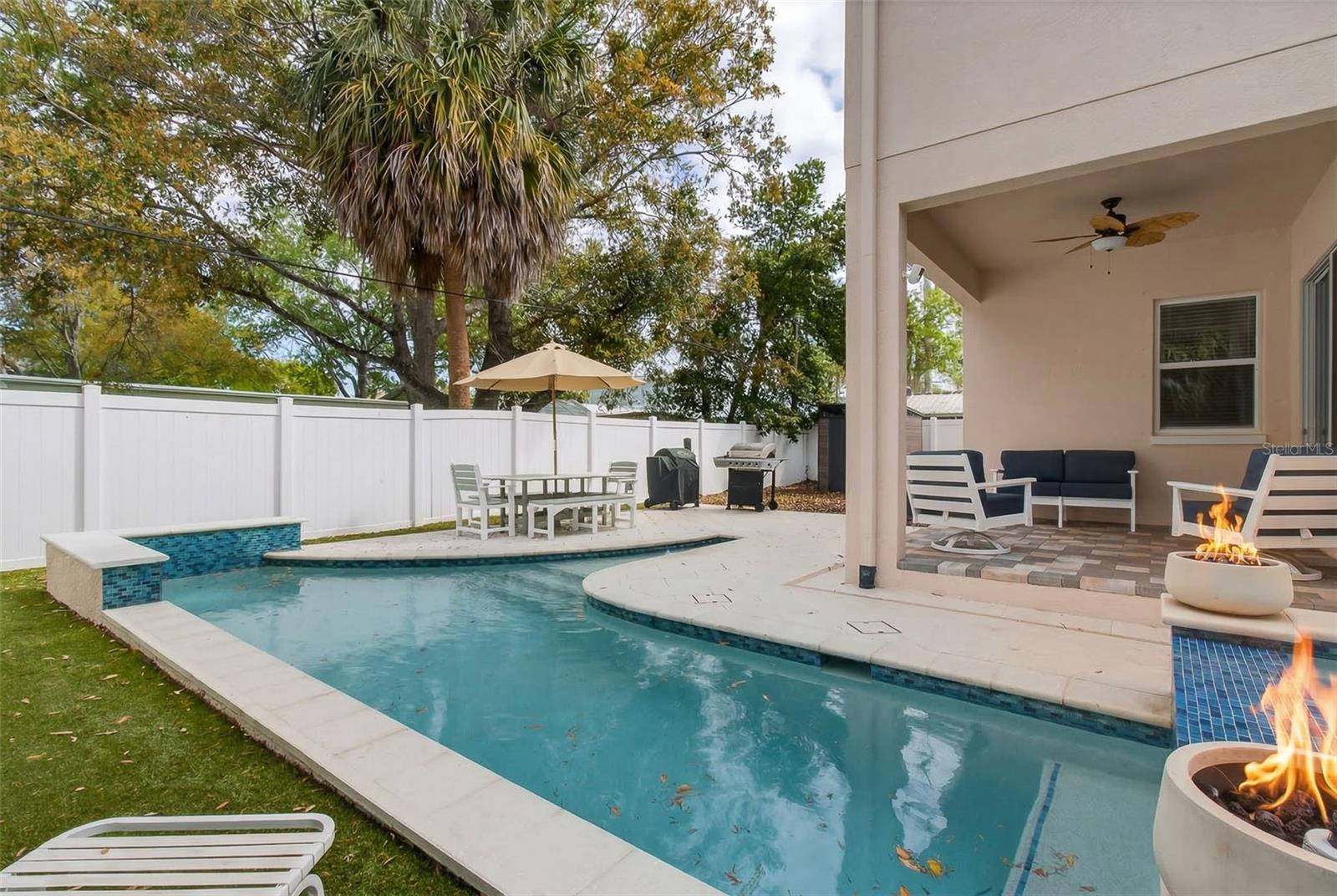 Pool and Jacuzzi - Heated with Salt System
