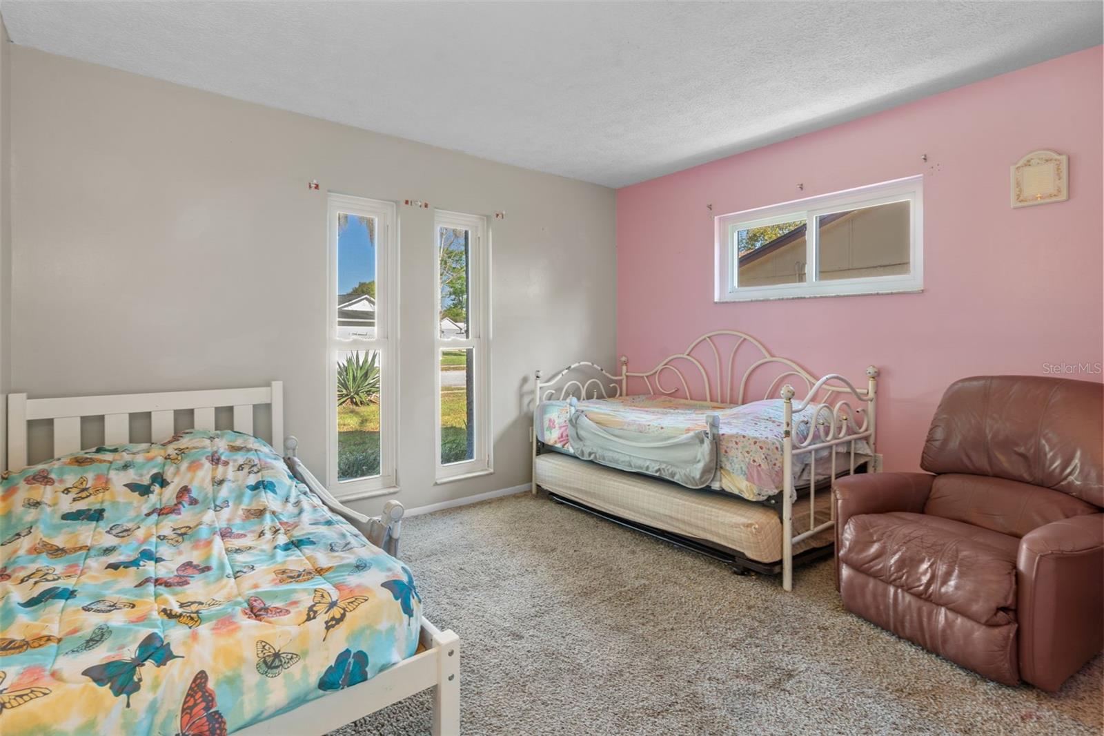 Secondary bedroom with closet and natural light.