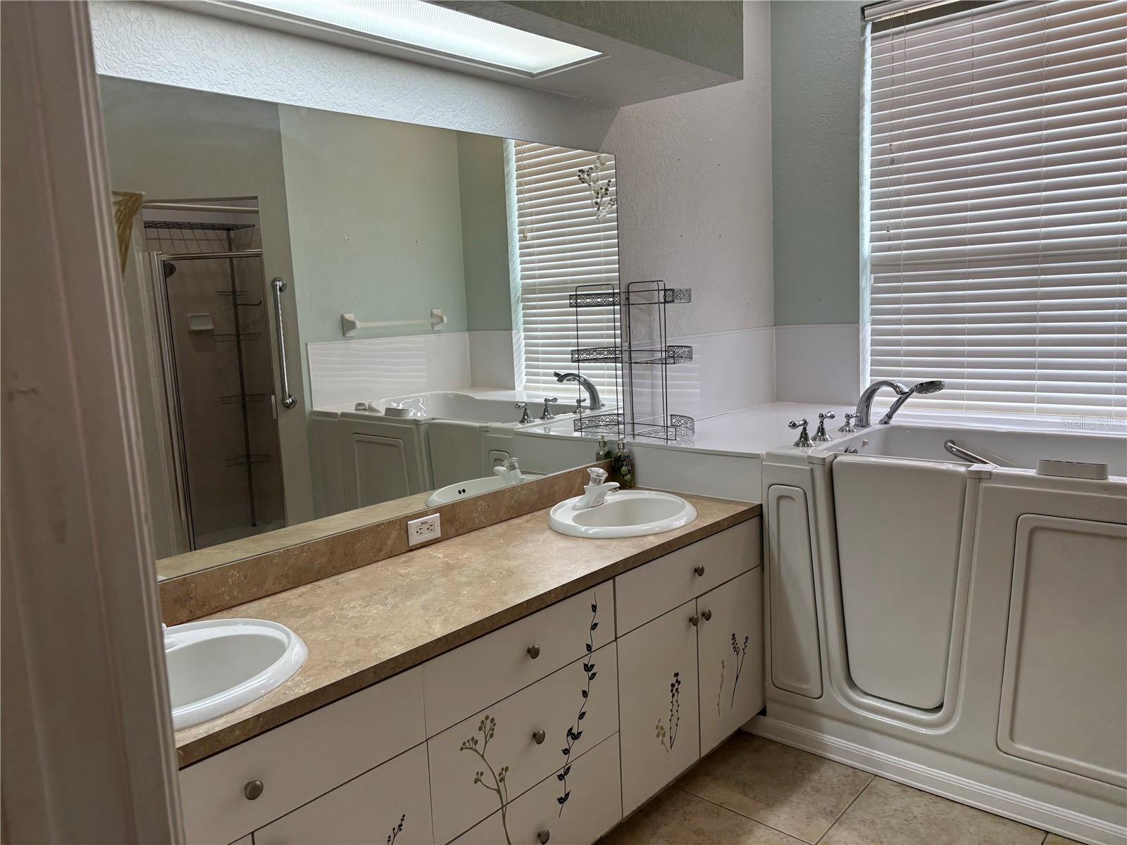 Main En Suite Bathroom