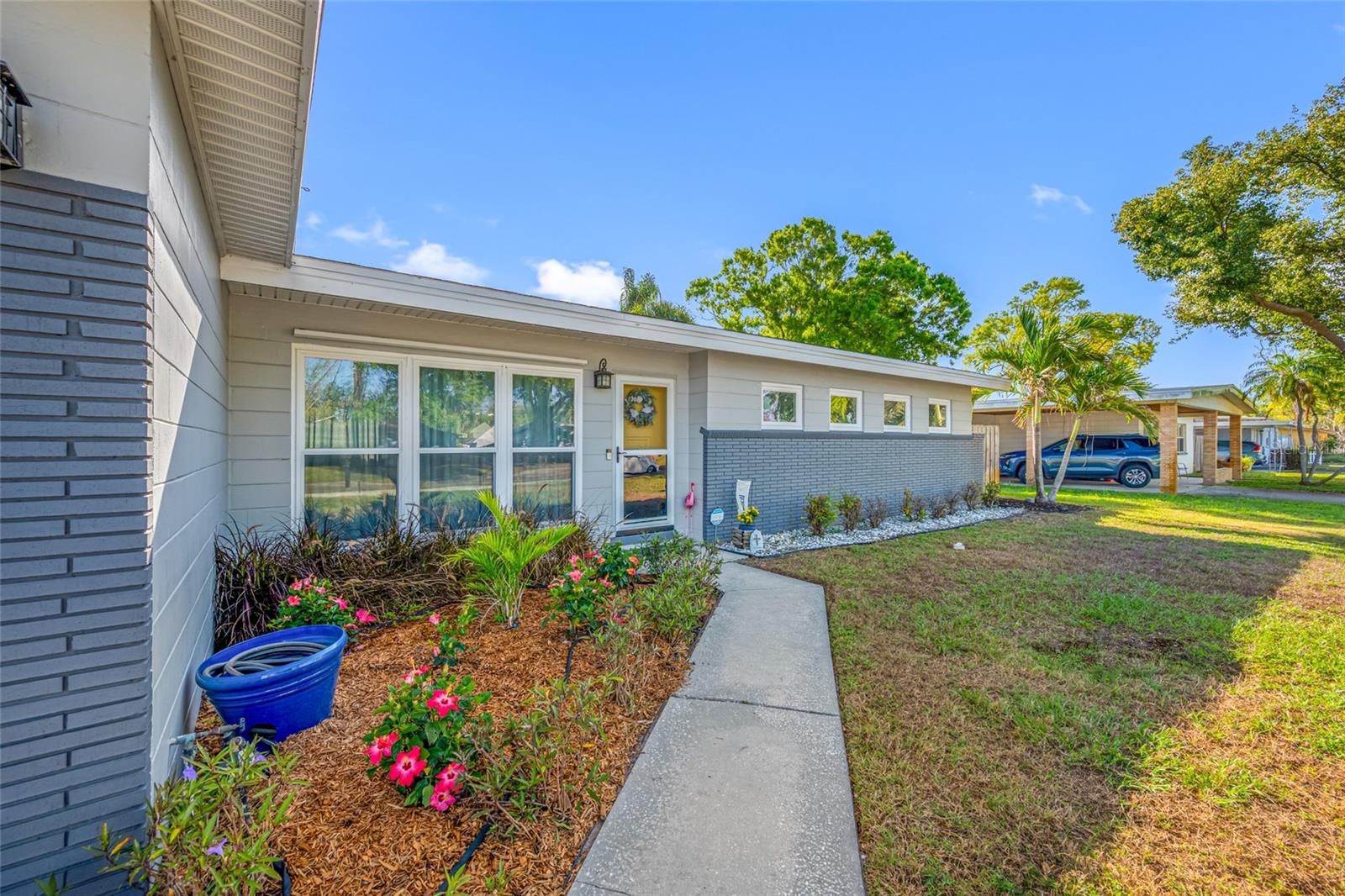 8335 Robin Rd, Seminole, FL 33777 - entry way