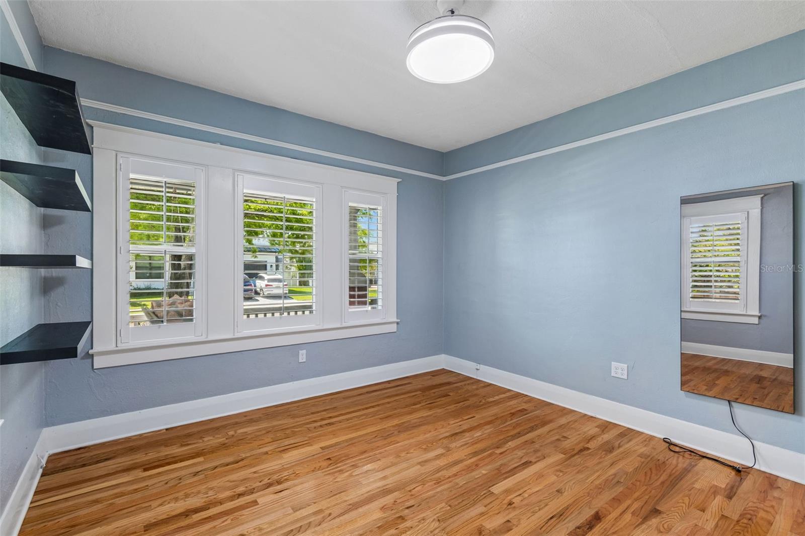 Guest bedroom is roomy!!