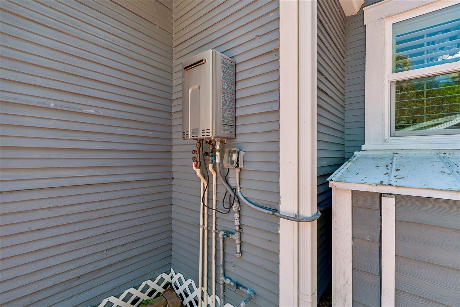 Tankless hot water heater