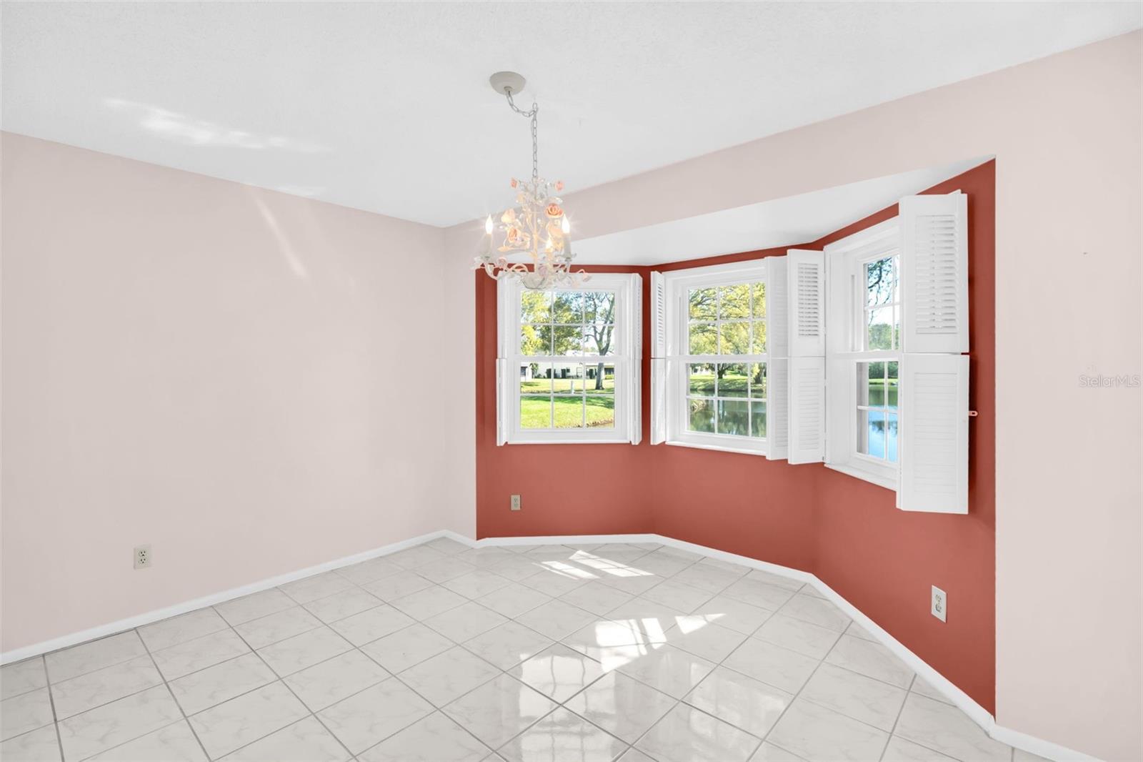 Dining room window wall~