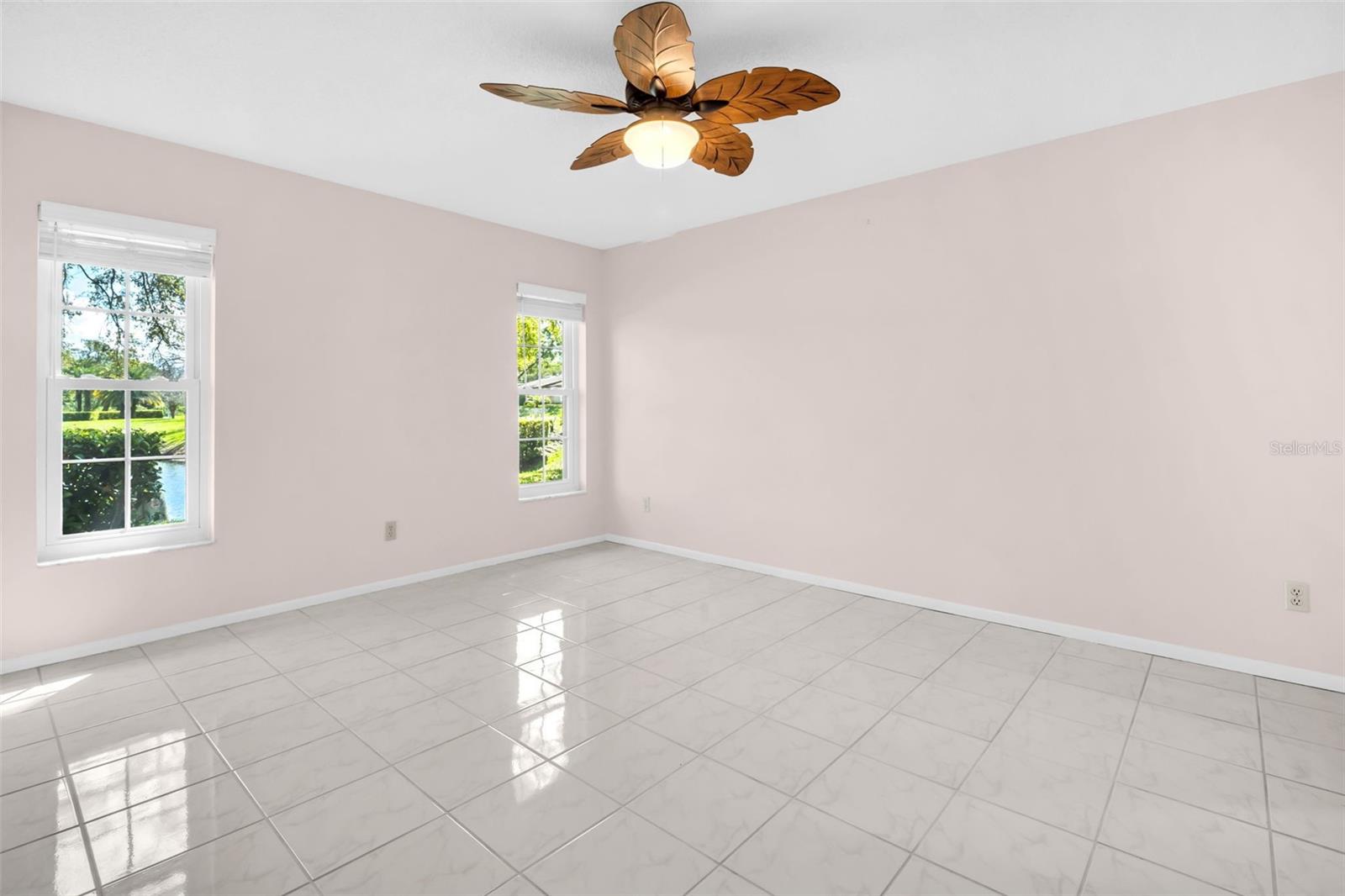 Large room with space for king size furnishings~