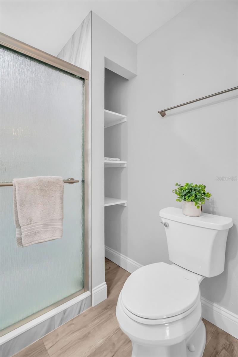 Fully updated en suite with waterproof vinyl plank floor & built-in linen shelving~