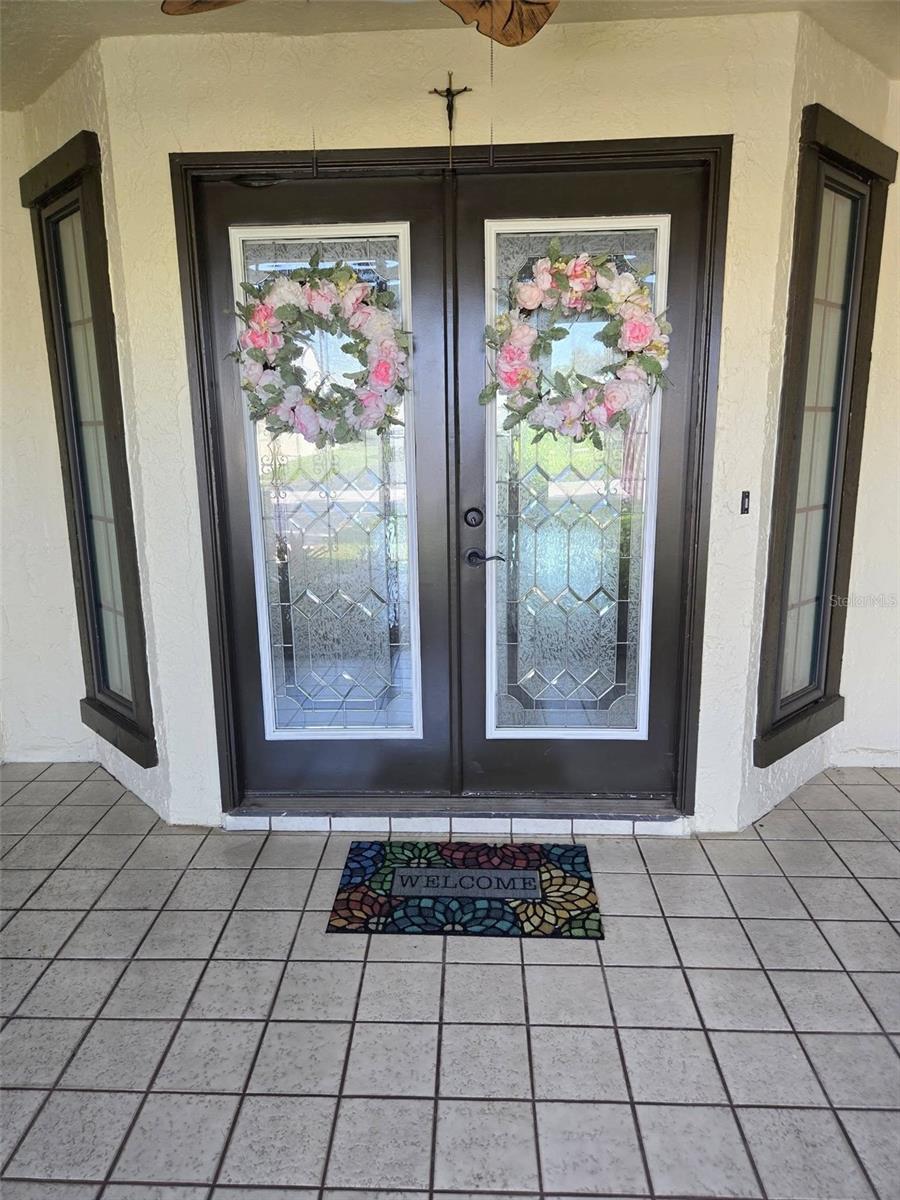 Screened front porch & upgraded art glass double doors