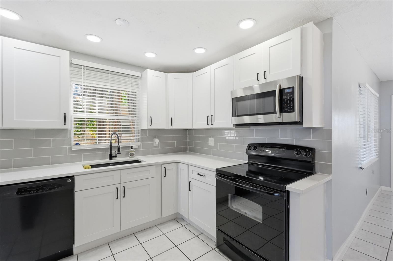 Love the Lighting.  It makes this kitchen a pleasure to prepare meals.