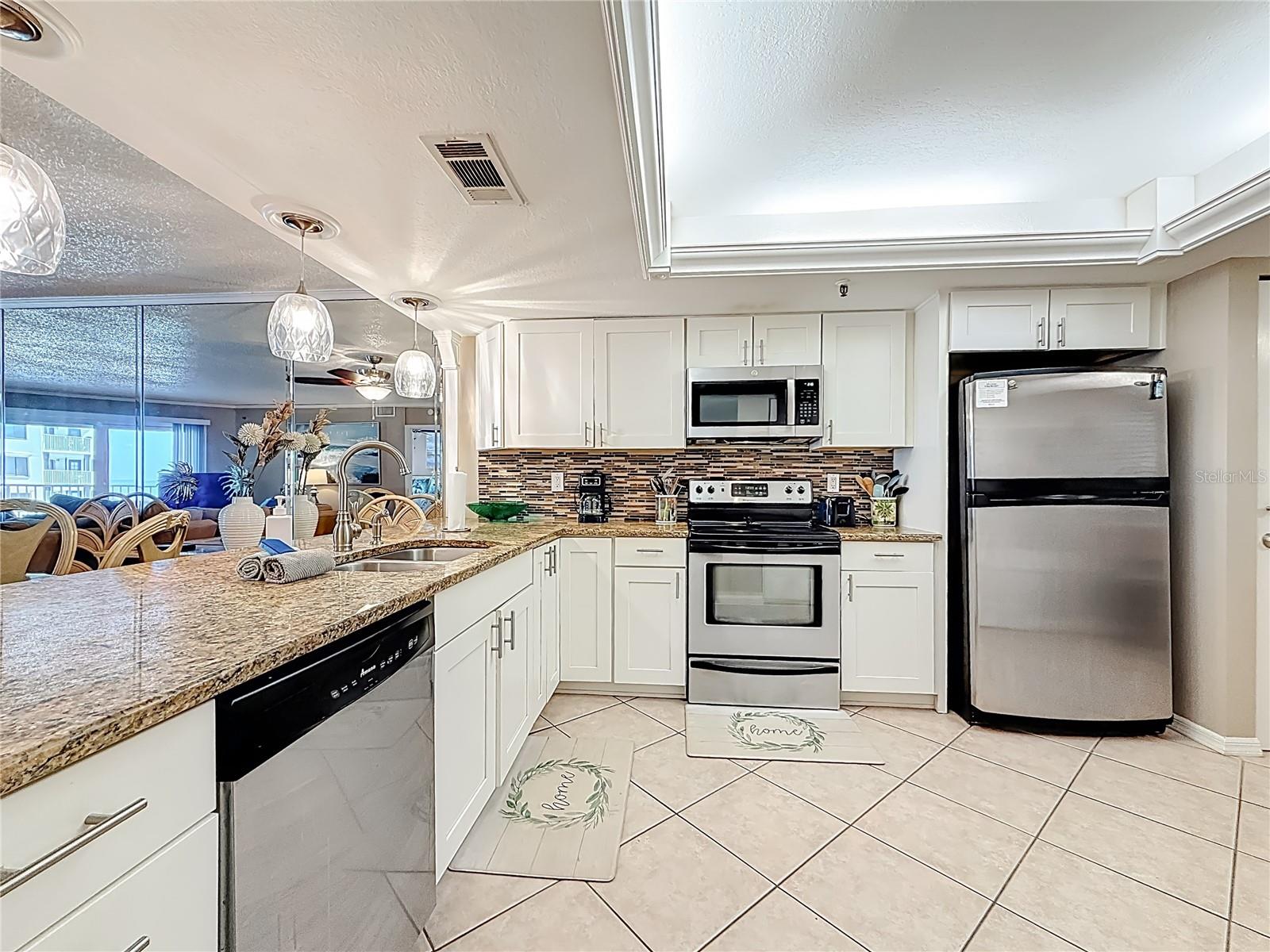 Granite and solid wood cabinets in Kitchen!