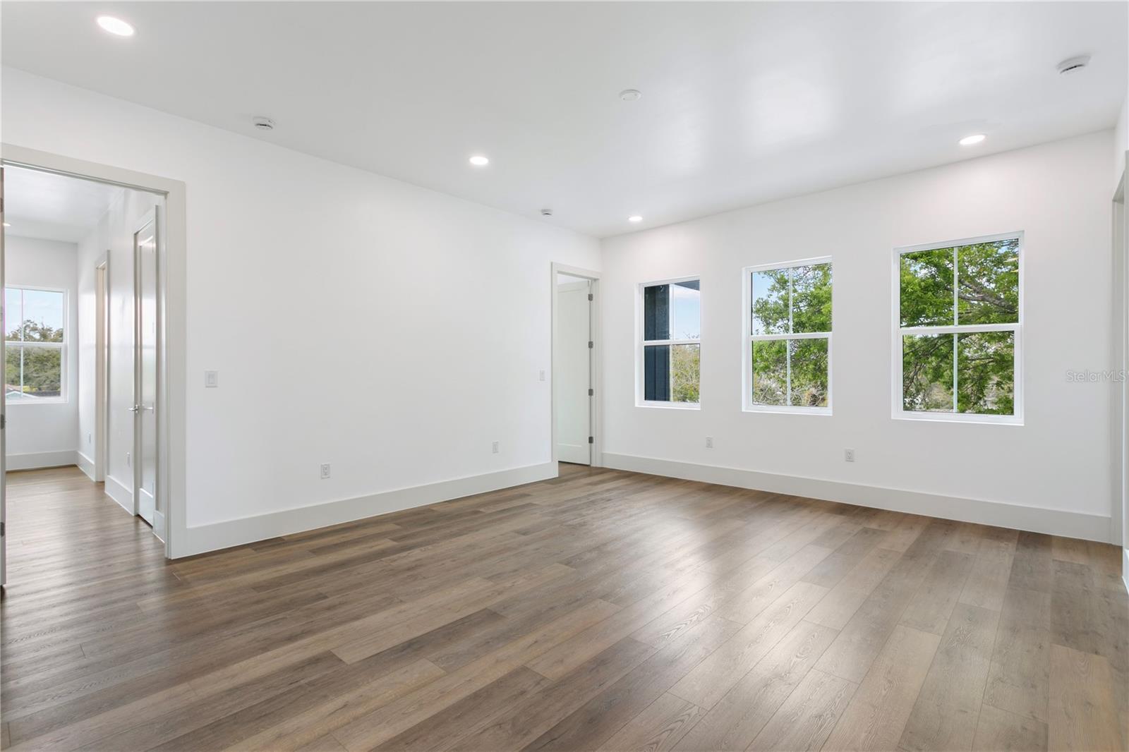 Open space on 2nd floor between 2 beds/ 1 bath on each side