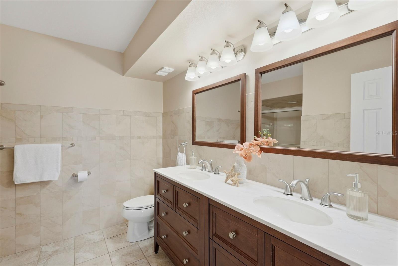 P imary suite bathroom