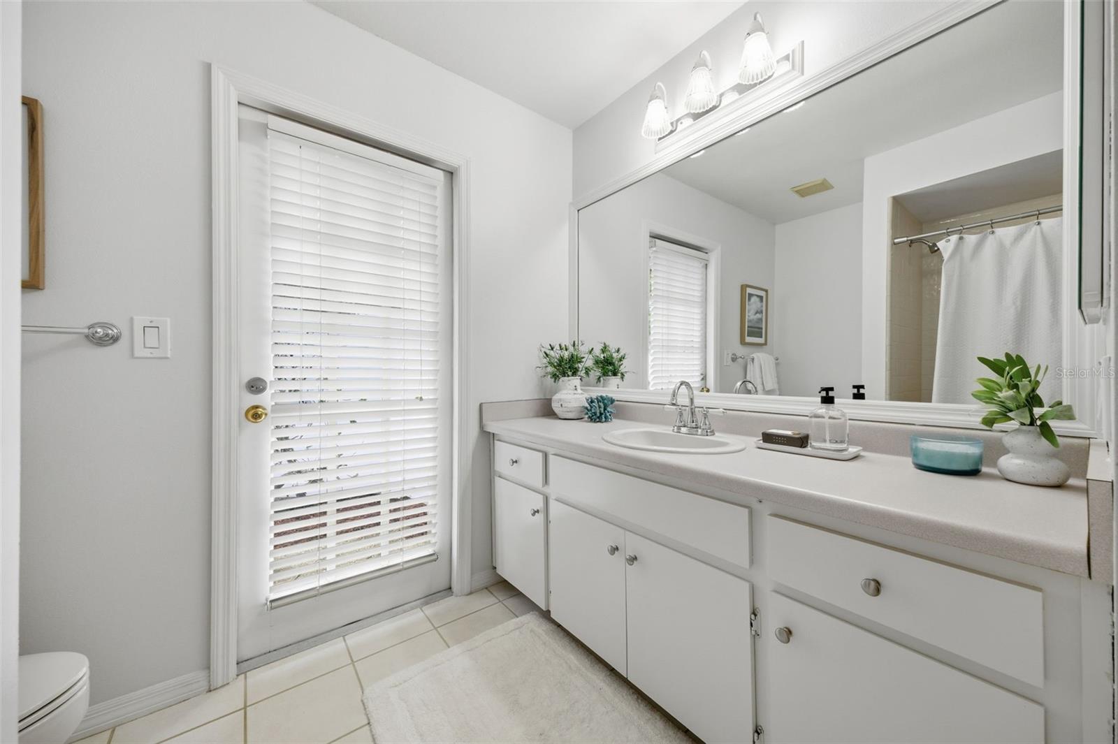 Hall bath has outdoor/ pool access