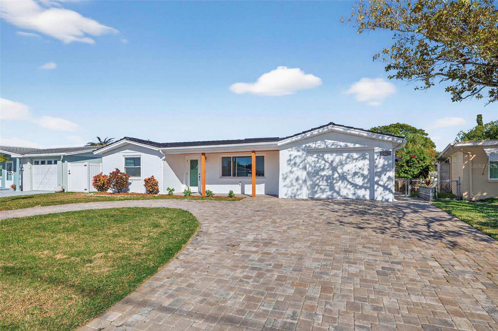 Circular driveway with ample parking