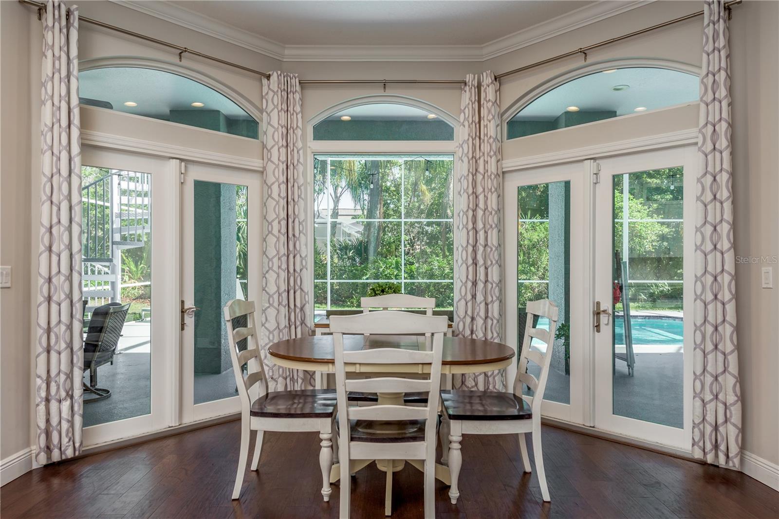 Breakfast Area overlooking Pool