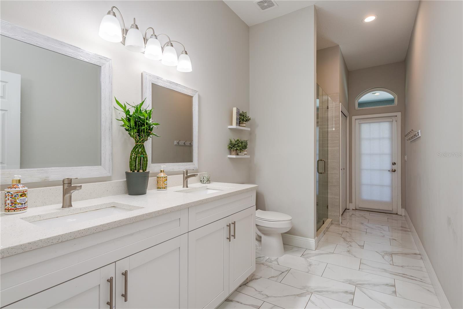 Bathroom downstairs / access to Pool