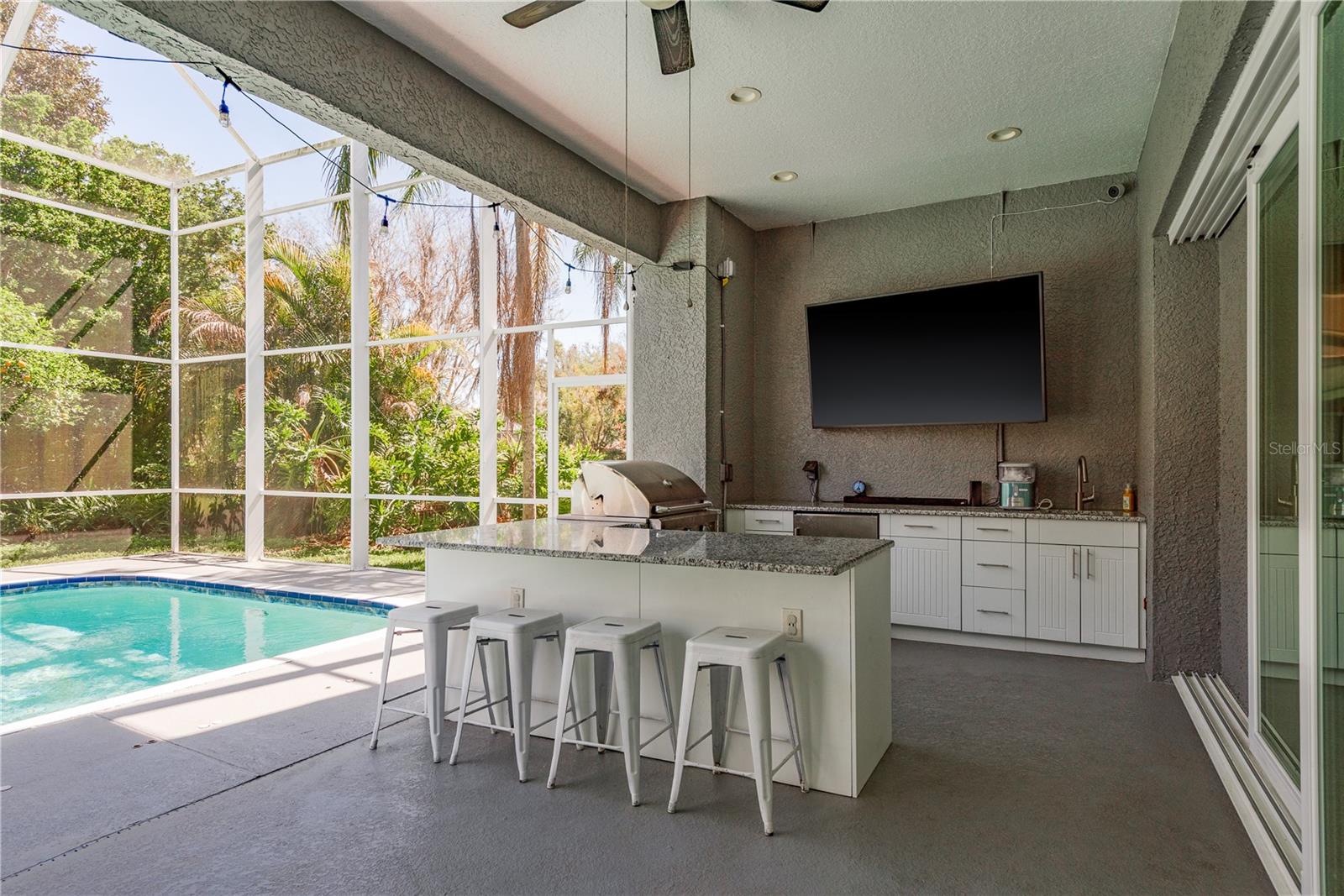 Outdoor Kitchen with Grill
