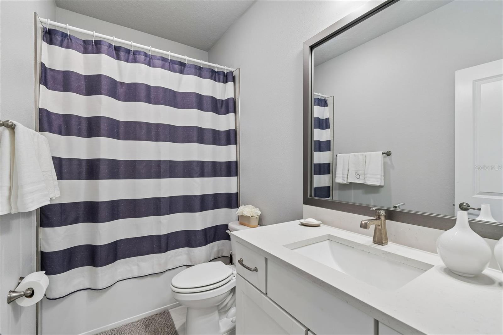 Full Guest Bathroom - Upstairs