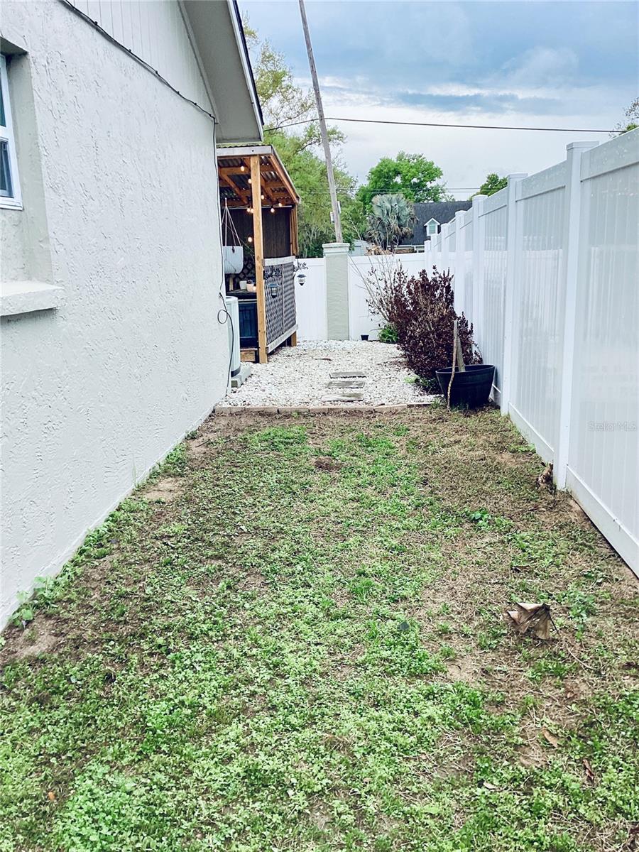 6" Vinyl Fence Side House view towards cabana