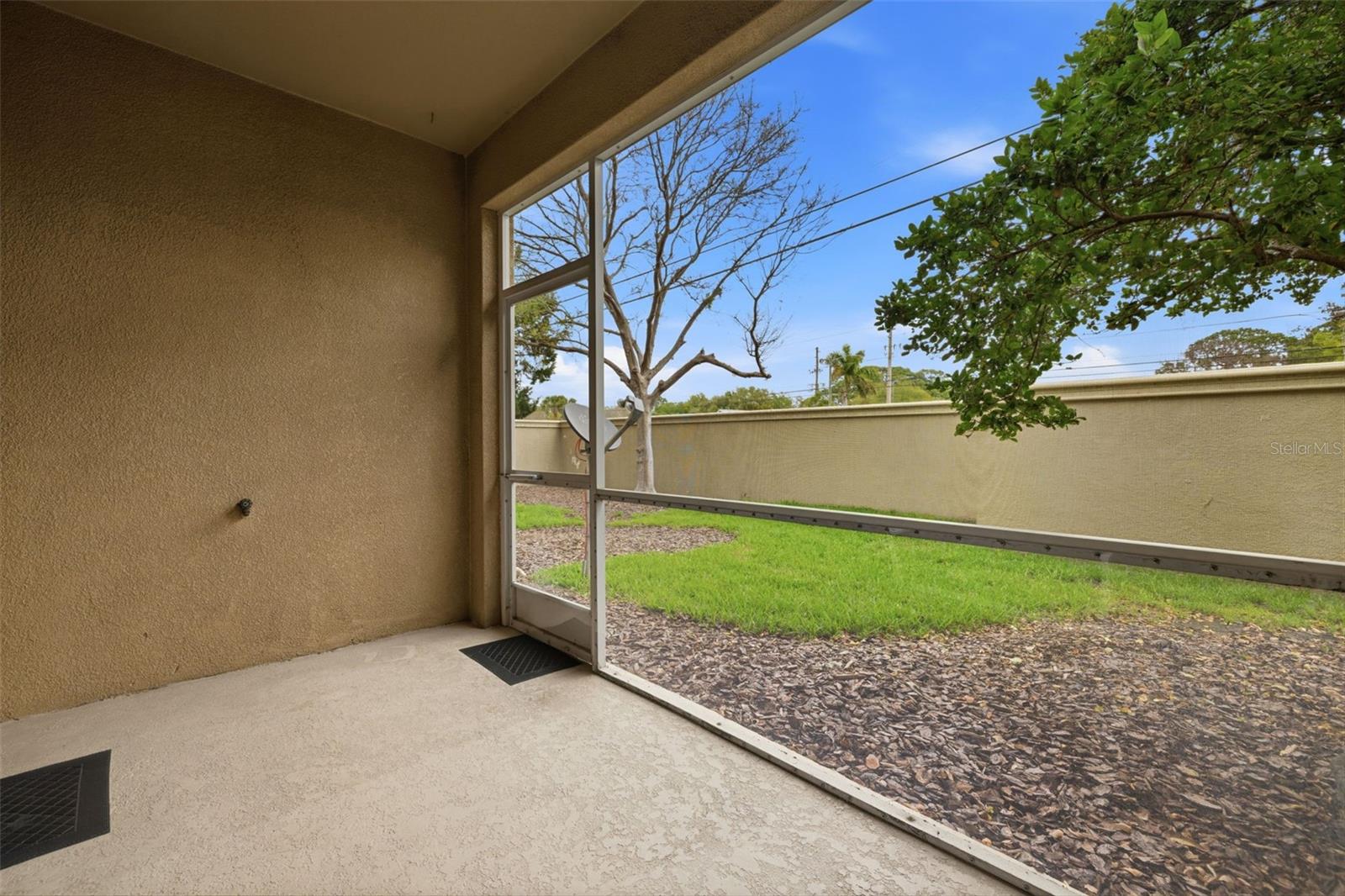 SCREENED-IN PATIO