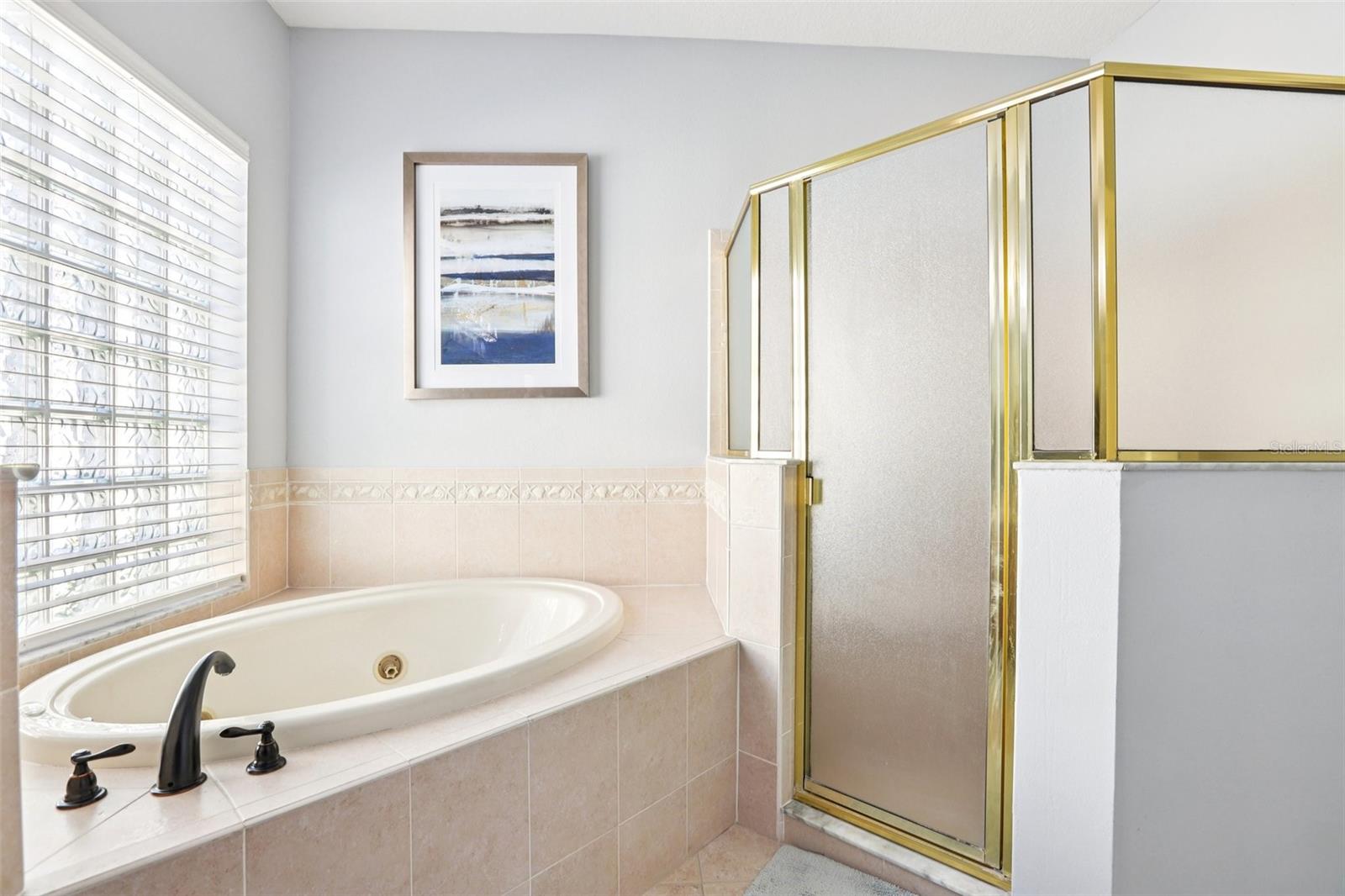 Garden tub and separate shower stall in en suite