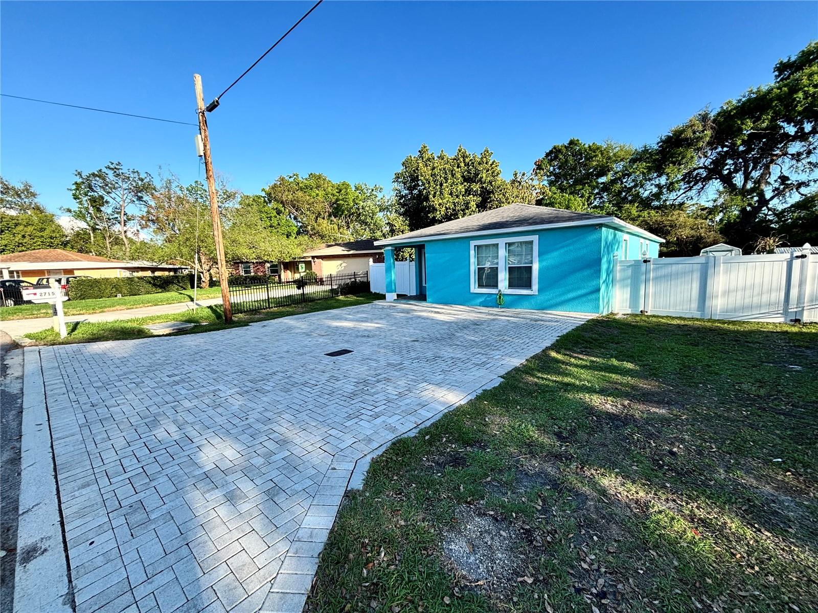 Parking space for 6 cars.