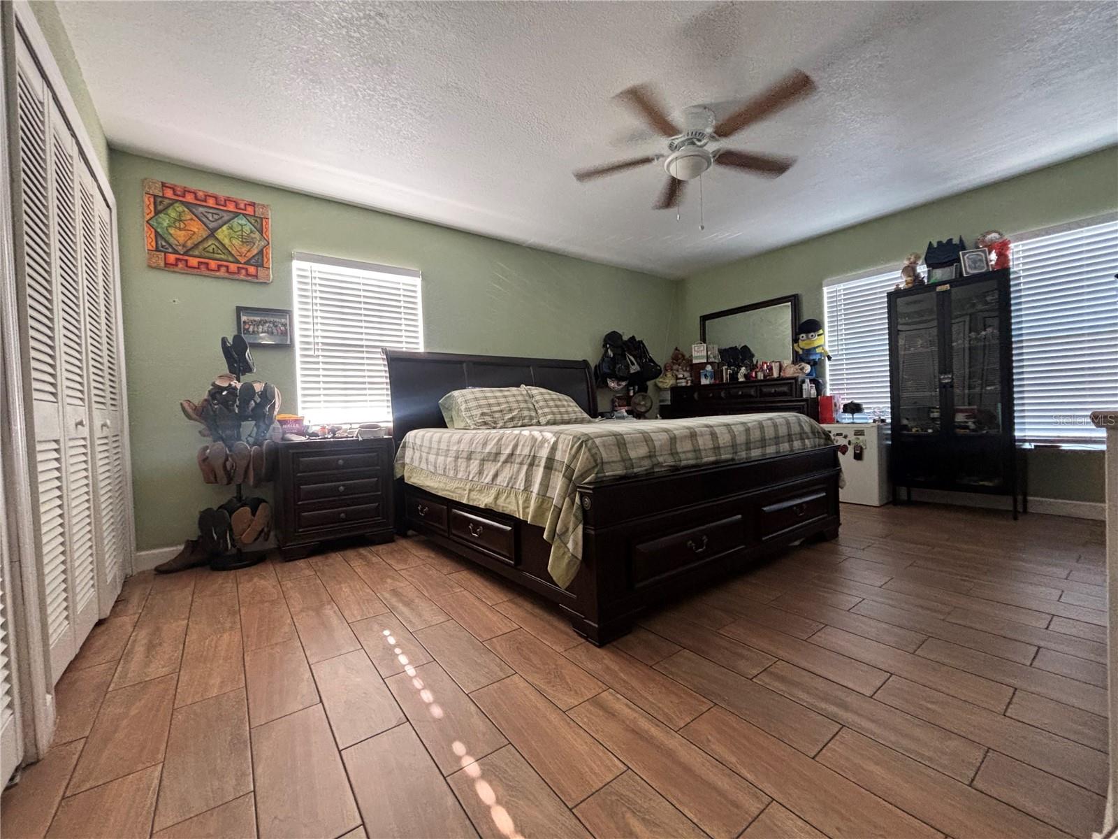 master bedroom. King zise bed.