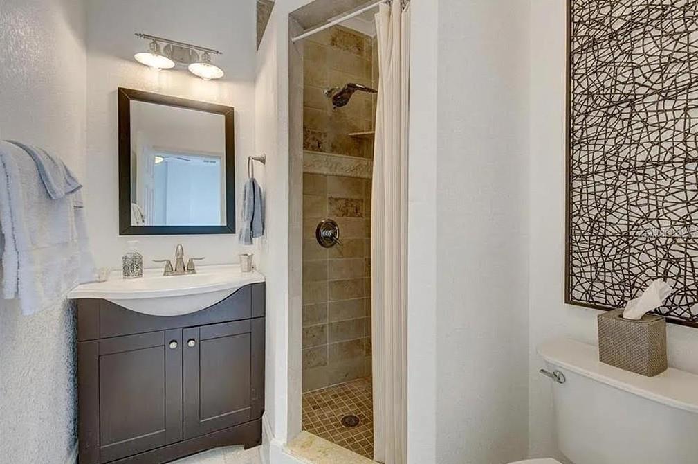 Bath in the other "primary" bedroom. En Suite.