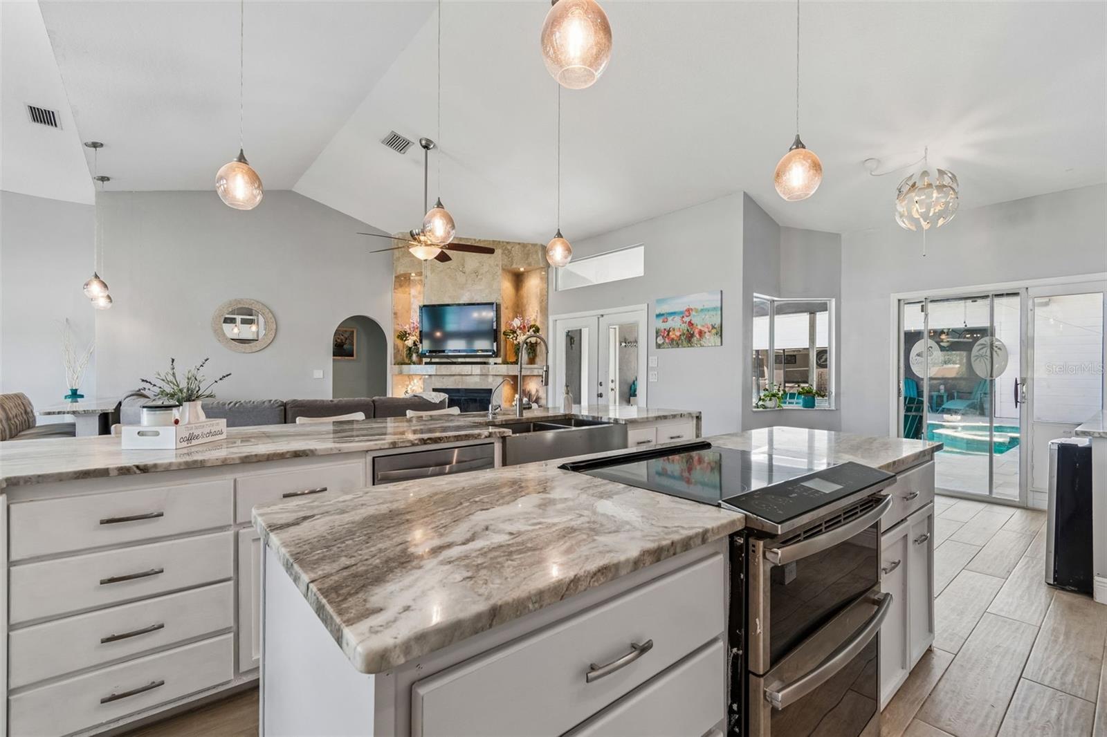 Double oven and cooktop...and drawers galore!