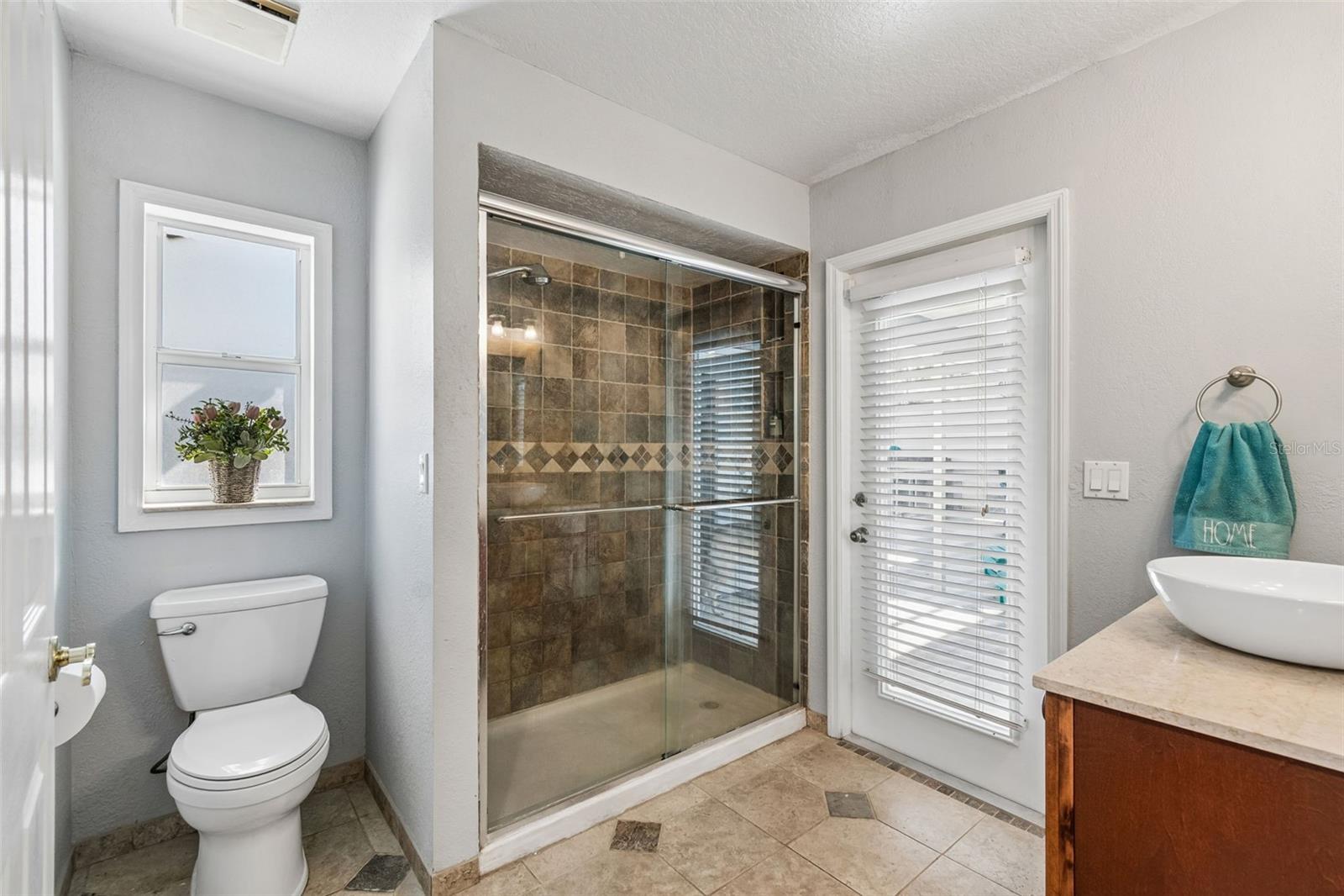 Guest bath, also serving as pool bath!