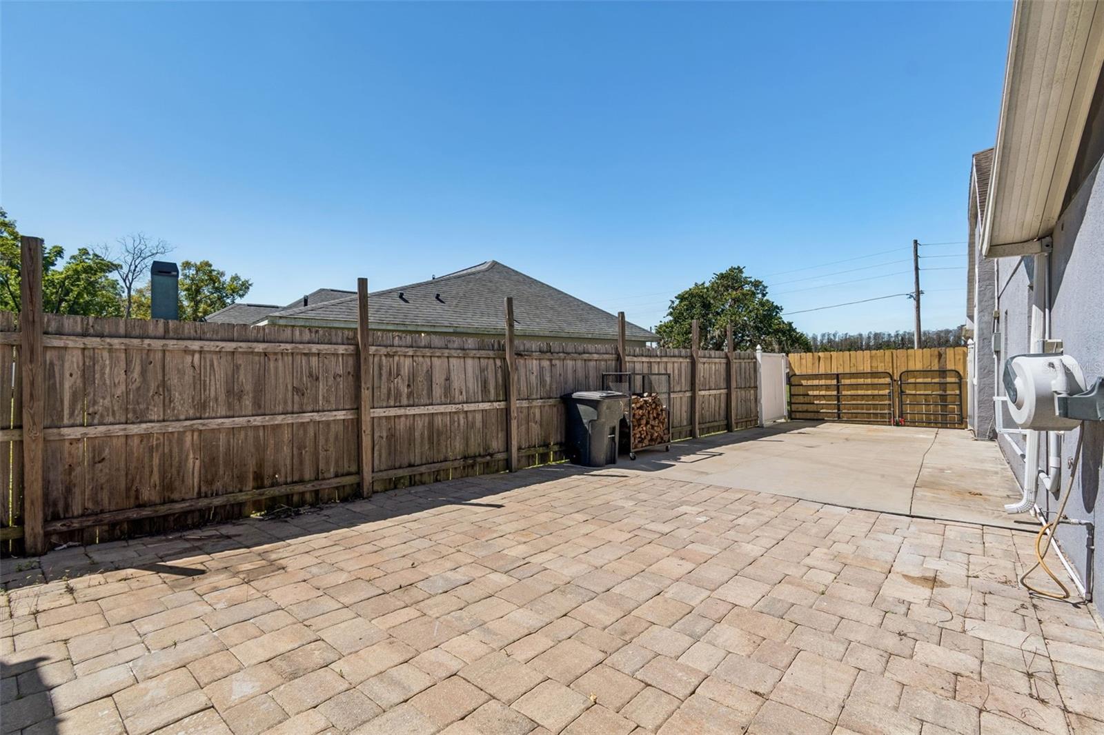 Even more parking araea behind the fence for your toys or vehicles.