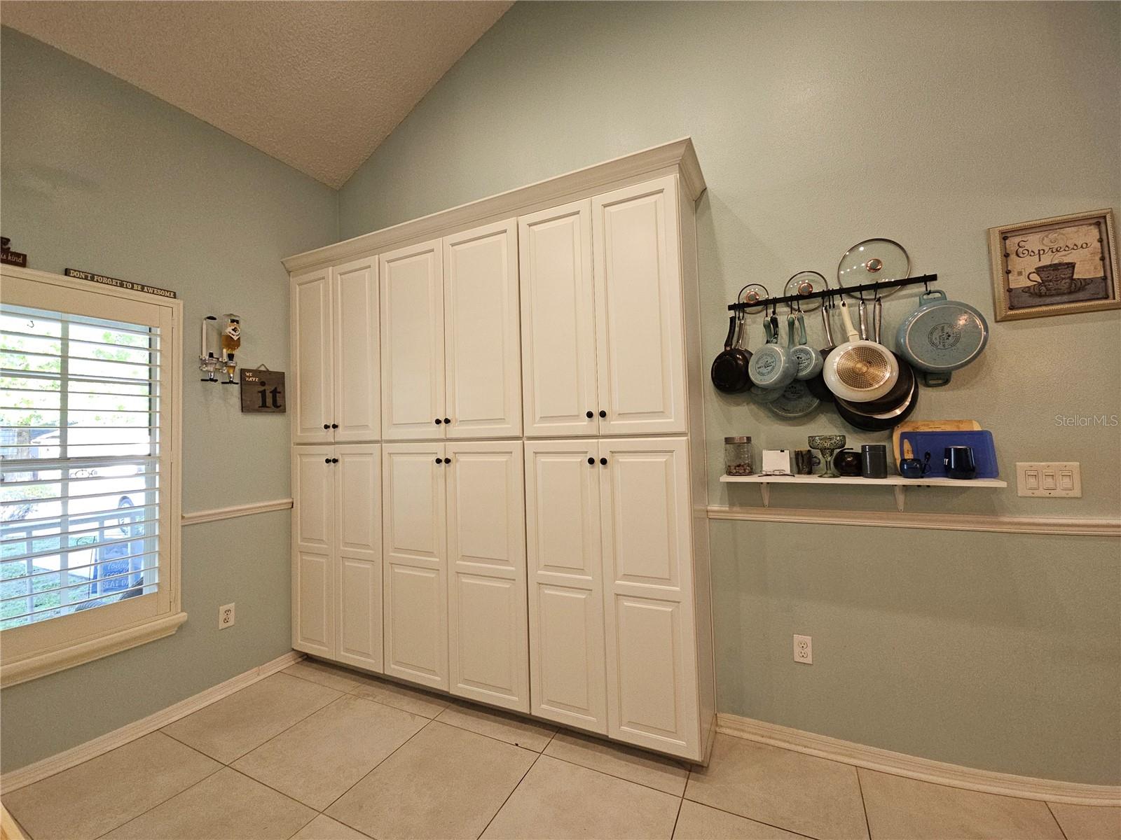 Kitchen w/wall of cabinetry