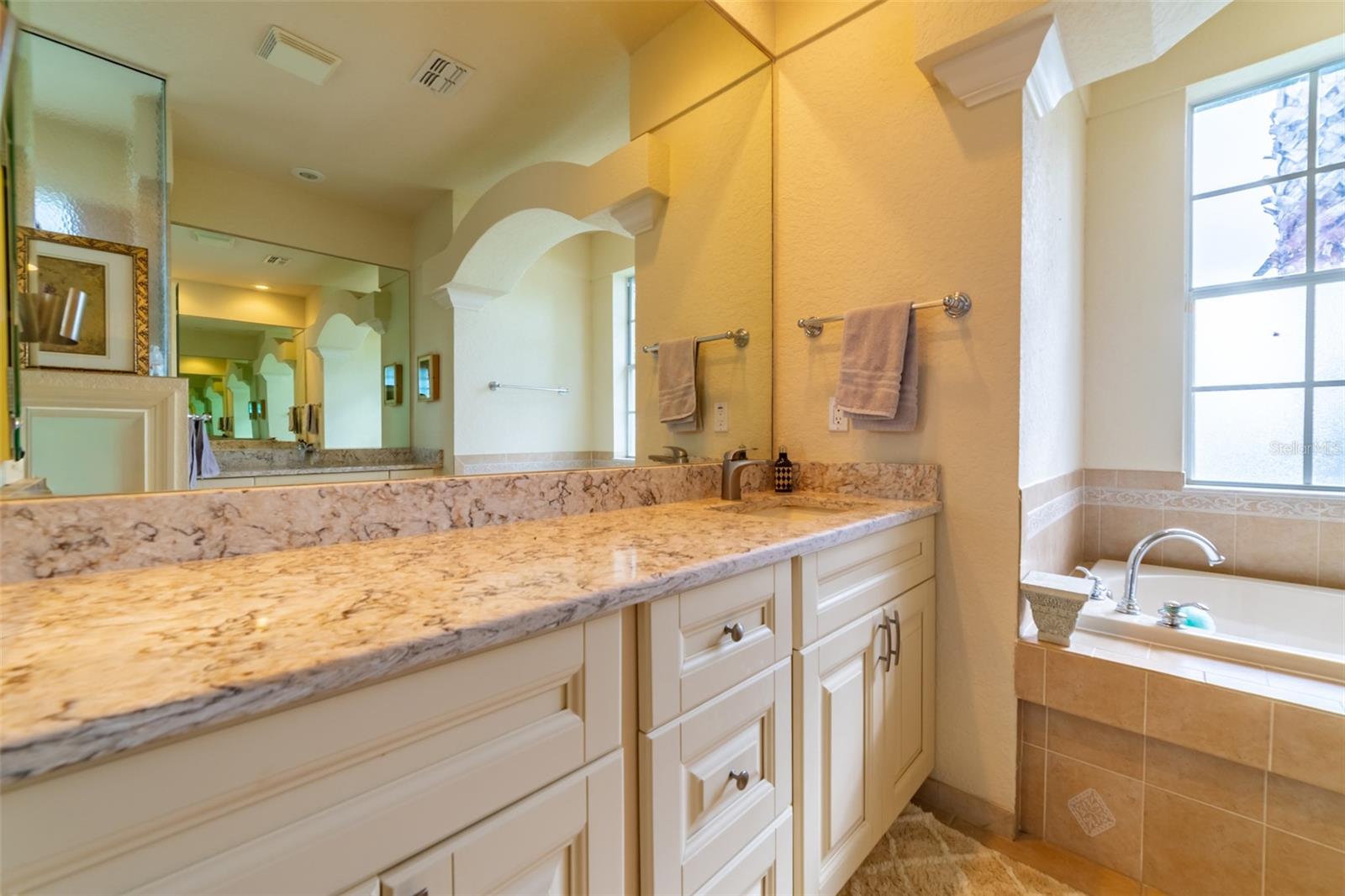Master Bath with Double Vanities & Garden Tub