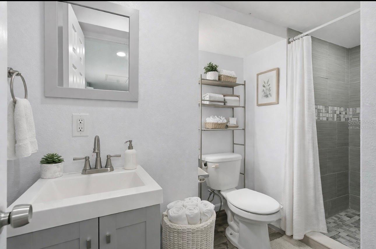 2nd bathroom virtually staged.