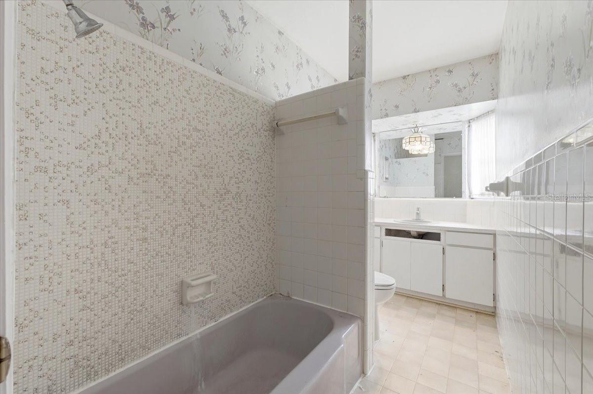 hall bathroom w/ tub & shower combo