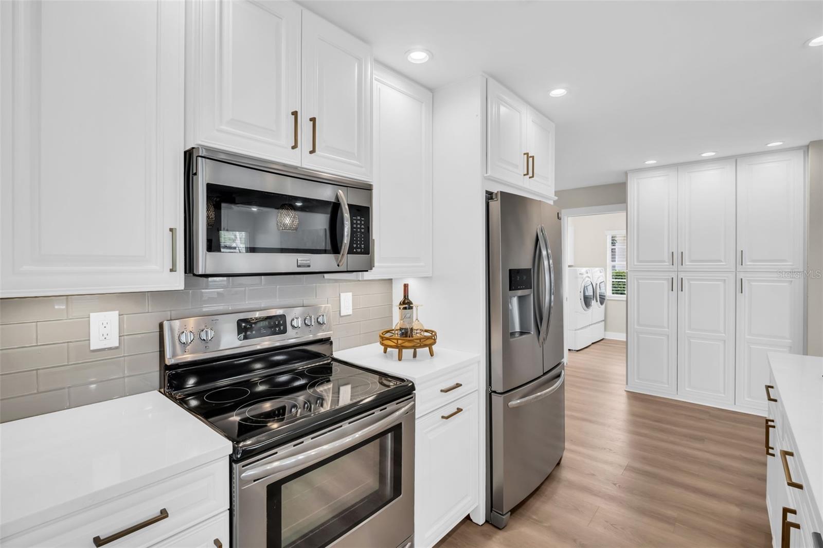 Beautiful tile backsplash & under cabinet lighting~