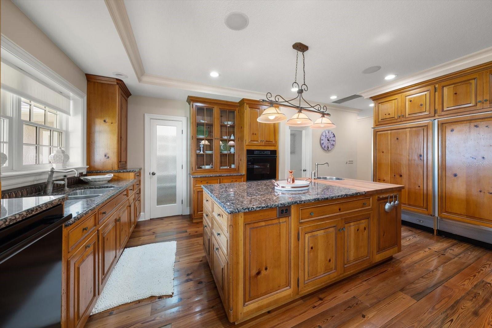 Expansive Chef's kitchen! This is the perfect area for meal prep or casual entertaining.